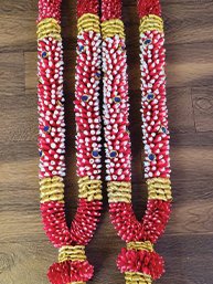 whit,red,gold,blue garland